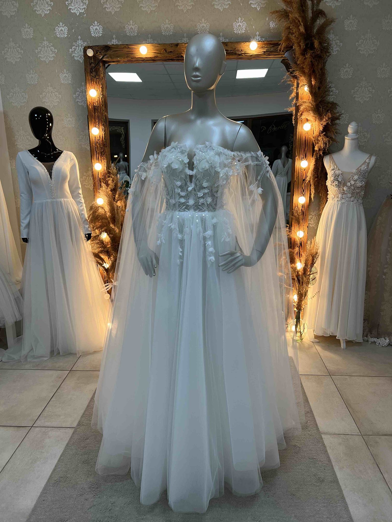 Svatební šaty — elegantní model v salonu